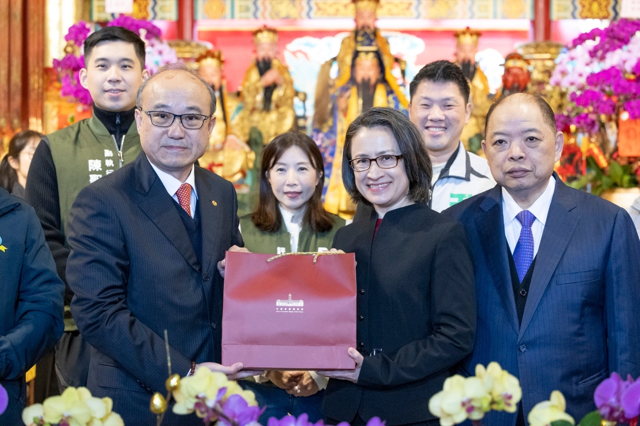 蕭美琴出席指南宮法會 盼正能量遍及全台 走在正確道路上
