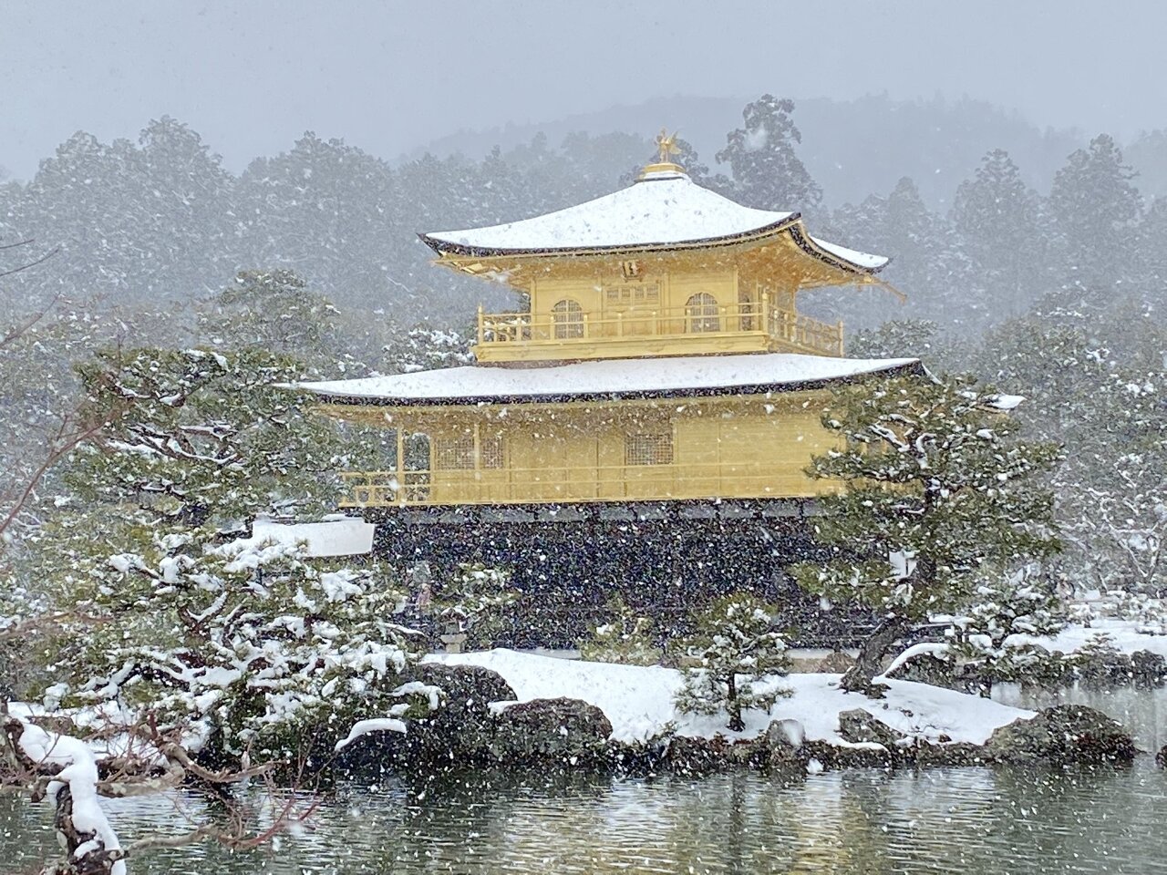 最強寒流襲日 大雪釀1死26傷、金閣寺現雪化妝