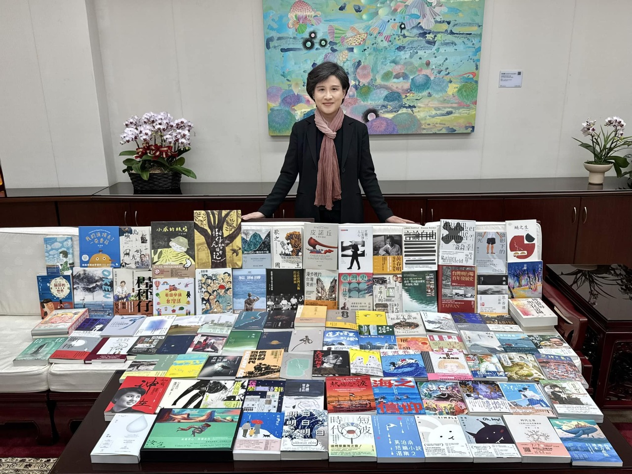 行動力挺台北國際書展 鄭麗君掃貨央廣短波時代等97本著作