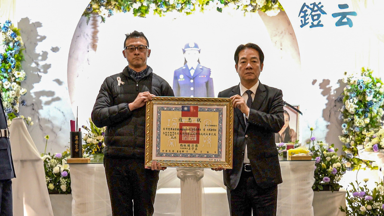遭發動機吸入殉職士官長胡鐙云公奠 賴總統親頒旌忠狀