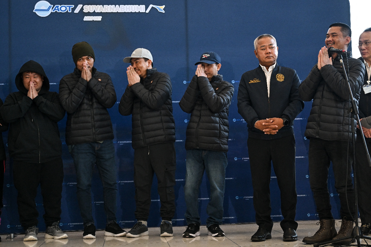 5名泰國人質在加薩獲釋 今返曼谷和家人相擁而泣