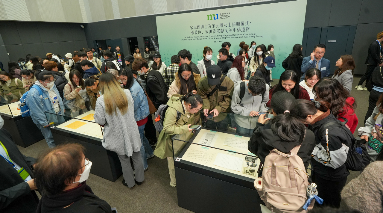 張愛玲偕摯友遺物文稿 60箱捐香港都會大學