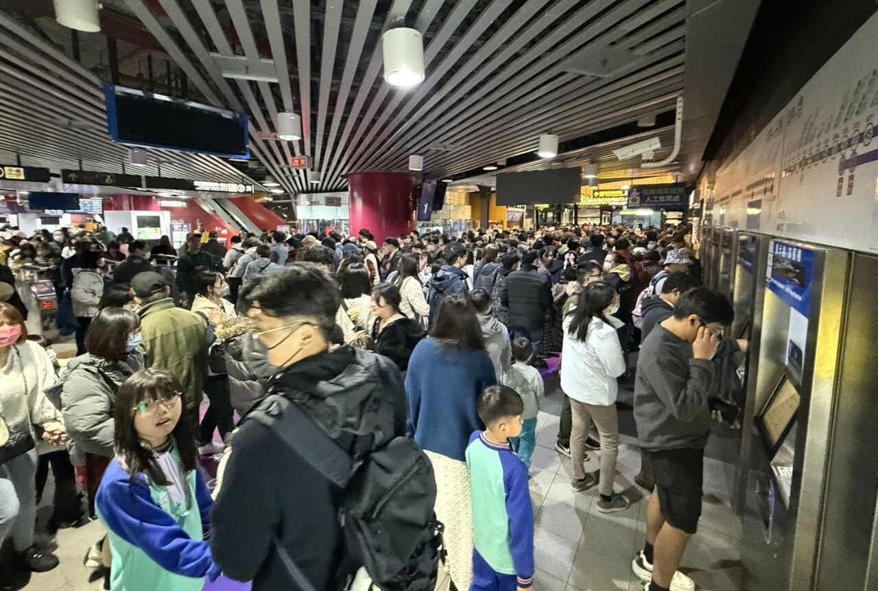 台灣燈會桃園捷運湧現大量人潮 台鐵加開列次