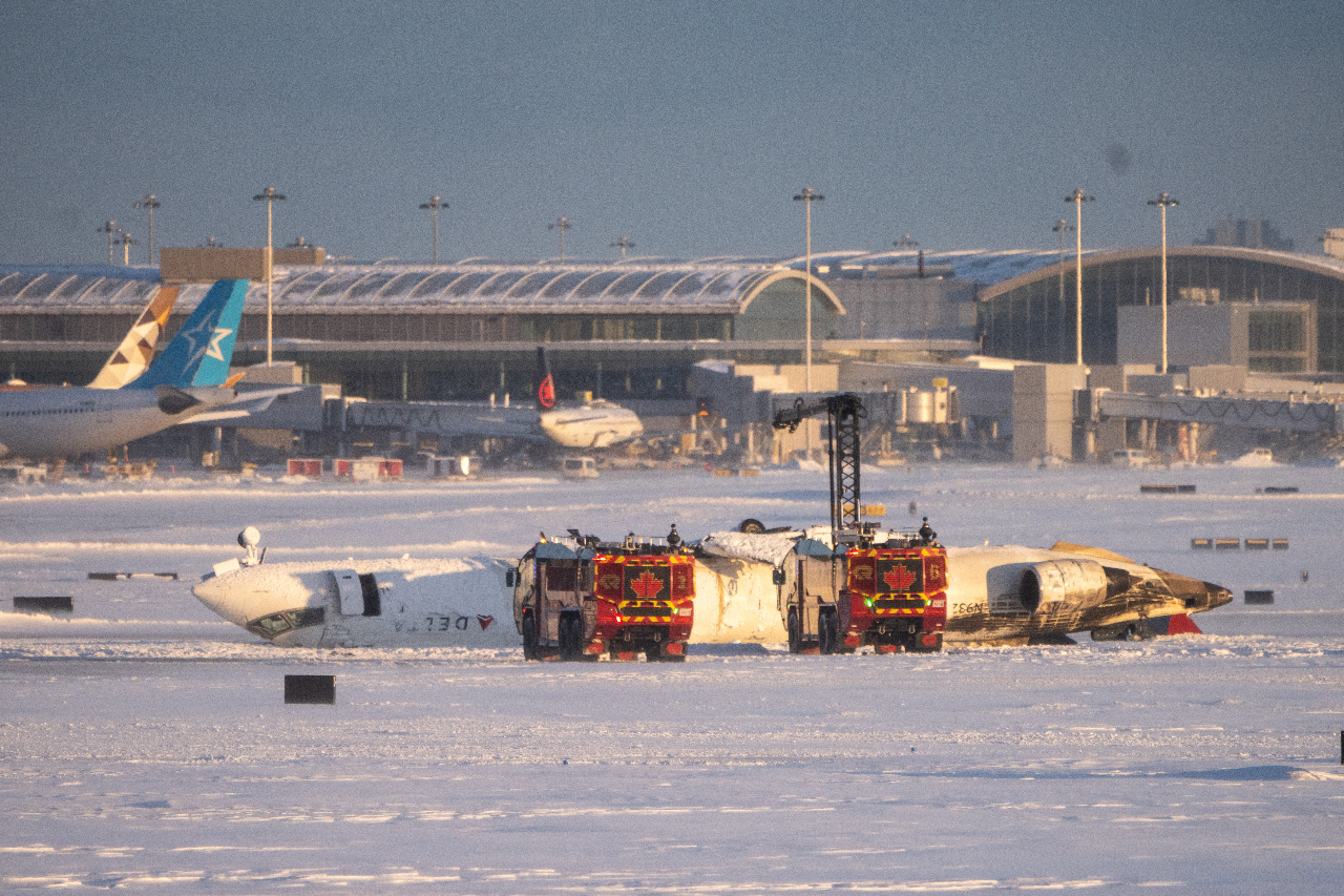 達美航空班機降落多倫多失事 機腹朝天翻覆18傷