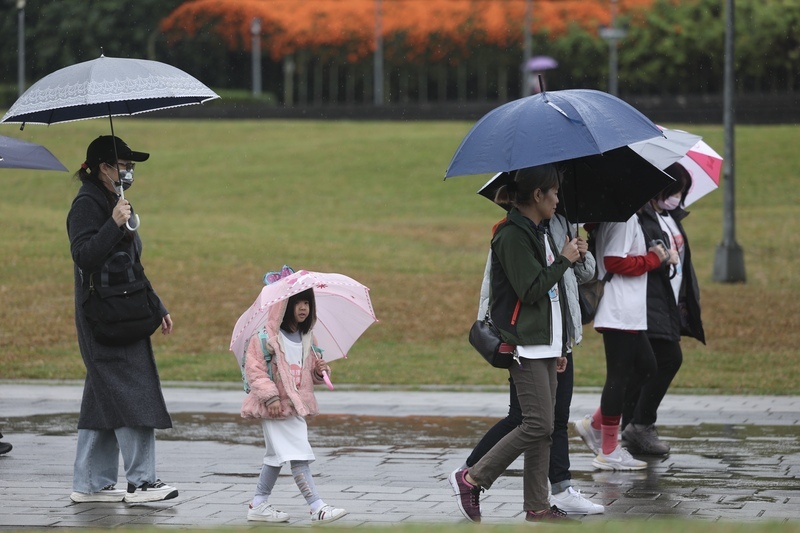 大雨伴隨雷擊強陣風  金馬、中部以北及基隆易有霧
