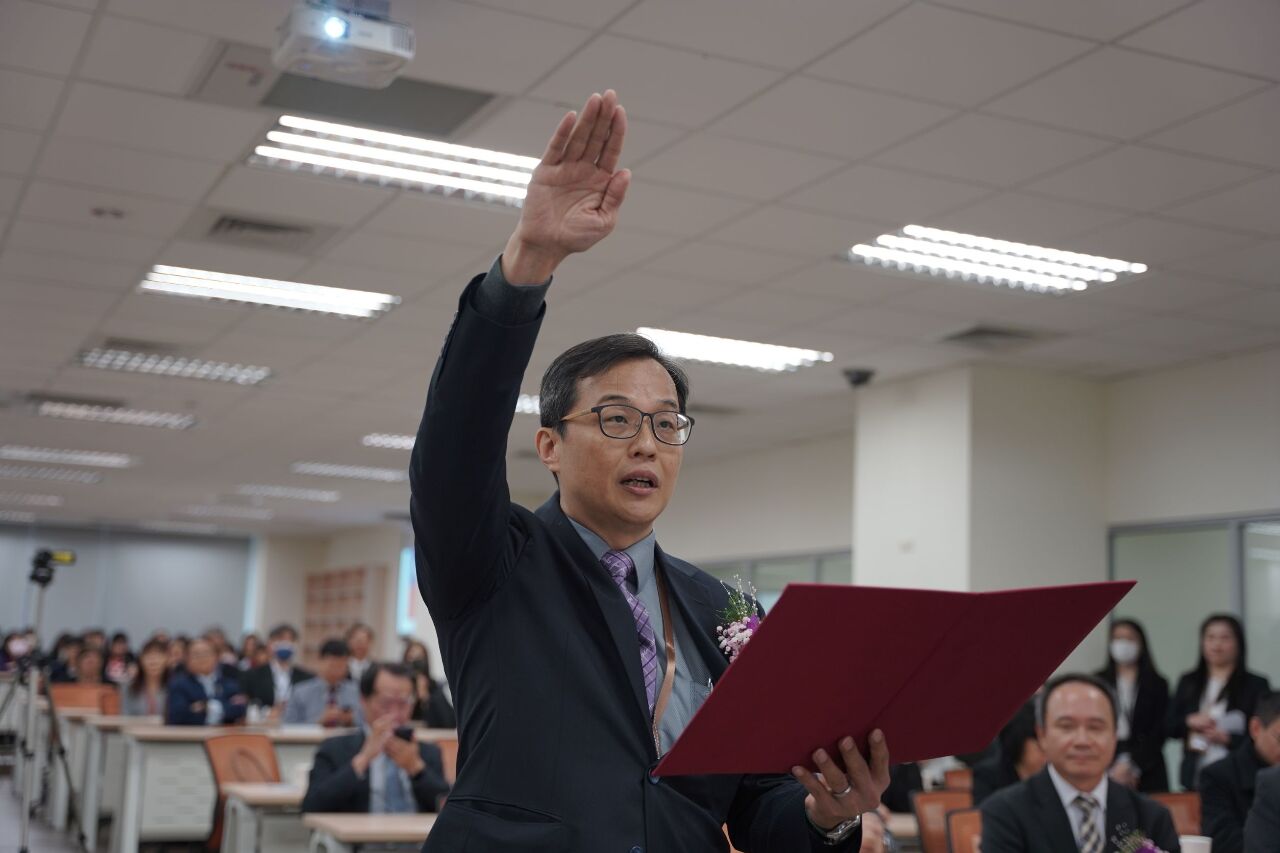 毒物專家姜至剛接任食藥署長 宣示精進食安、強化藥品供應韌性
