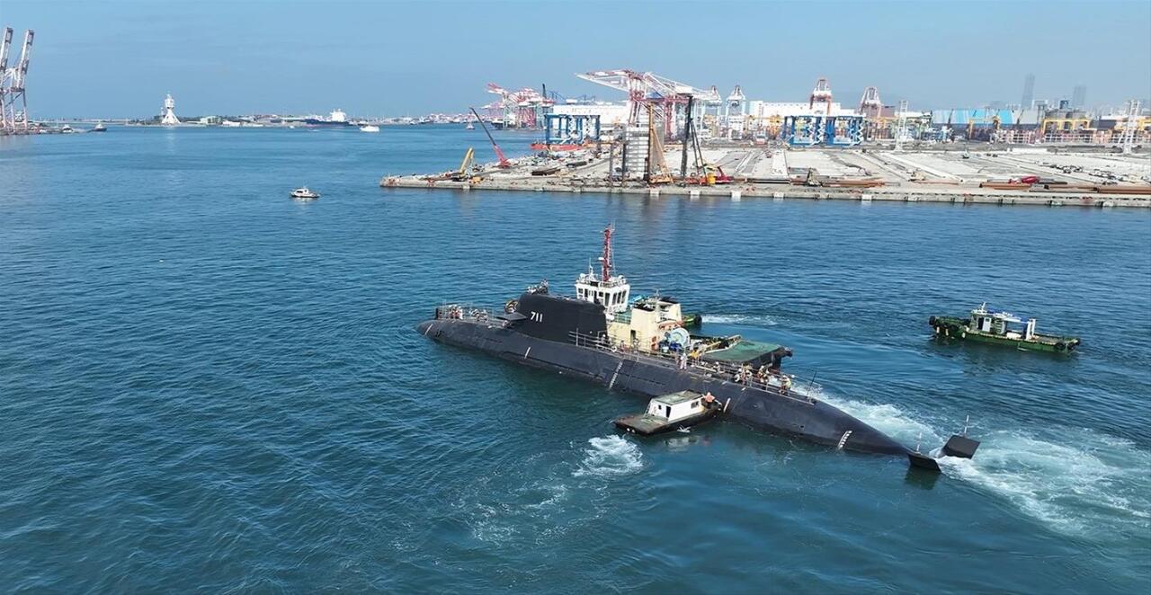 海鯤軍艦完成傾側、準潛航試驗 移至測試碼頭