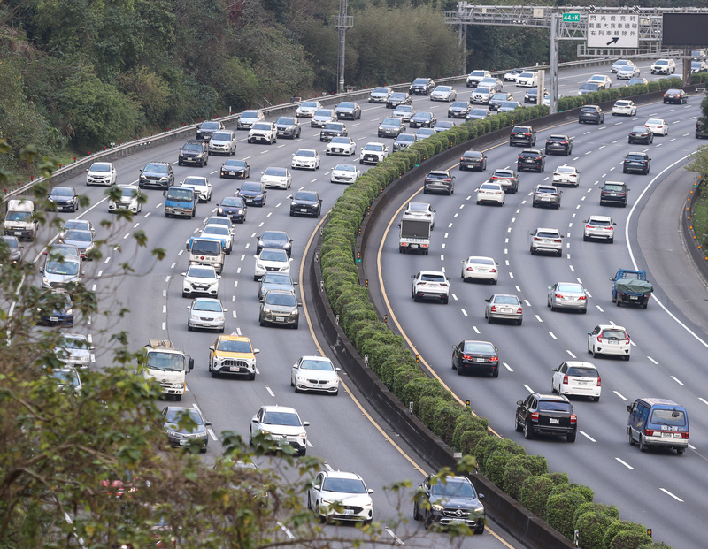 國道傍晚估湧車流 清明連假首日10處路段易塞