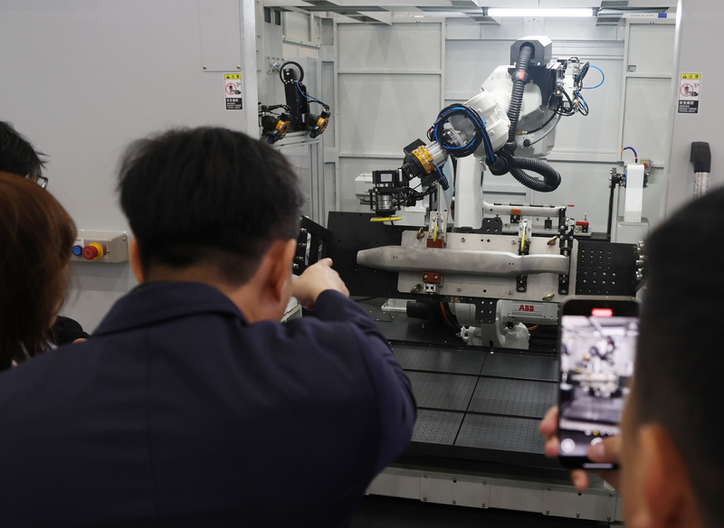 工具機展大秀AI機器人 人力銀行：10年後近3成職缺恐消失