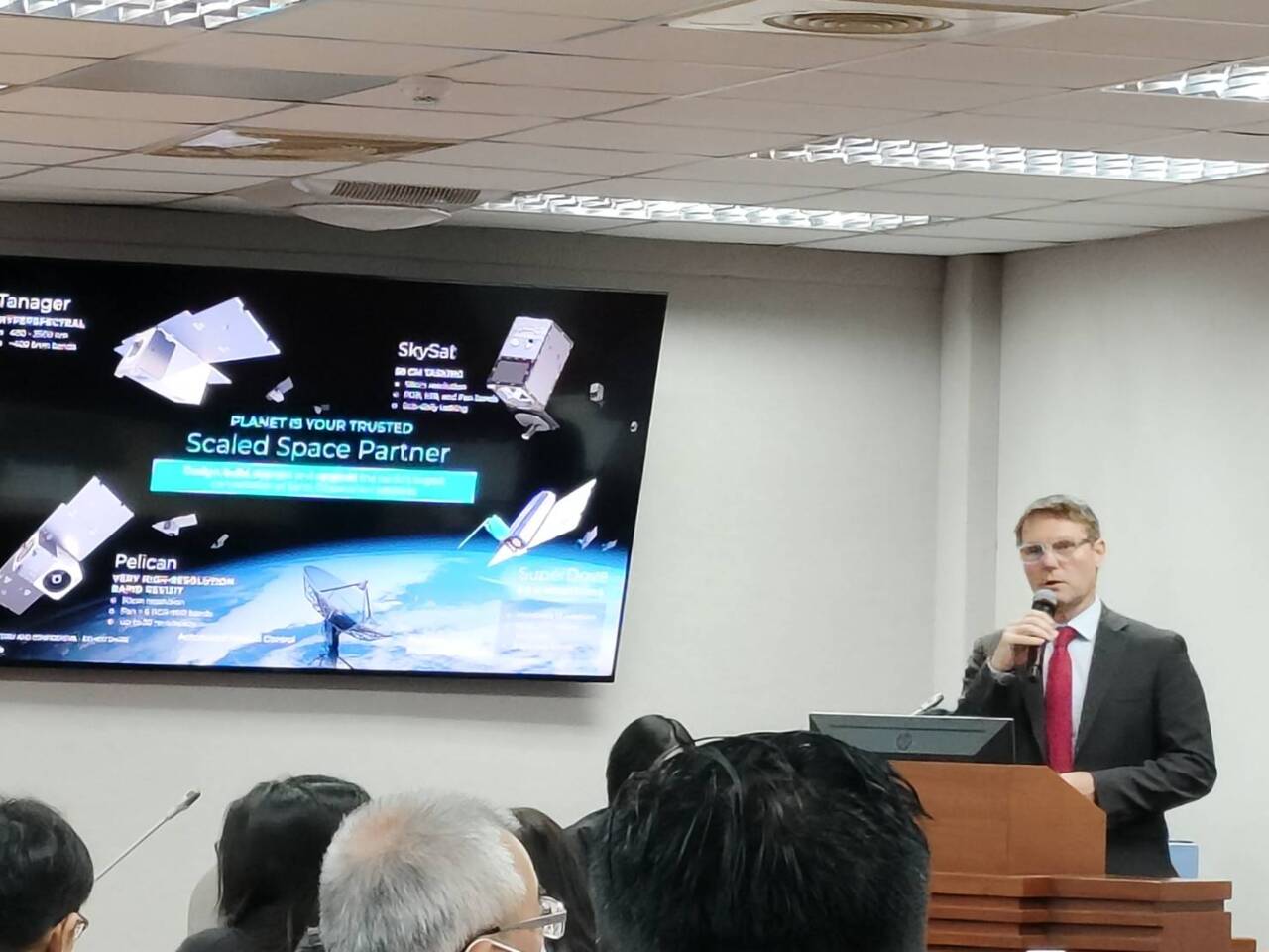 低軌衛星結合船隻AIS系統 加強灰色地帶海域監控能力