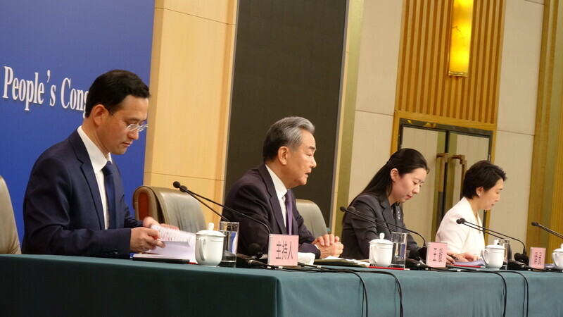 王毅誓言「堅決反制」貿易戰 警告世界退回「叢林法則」