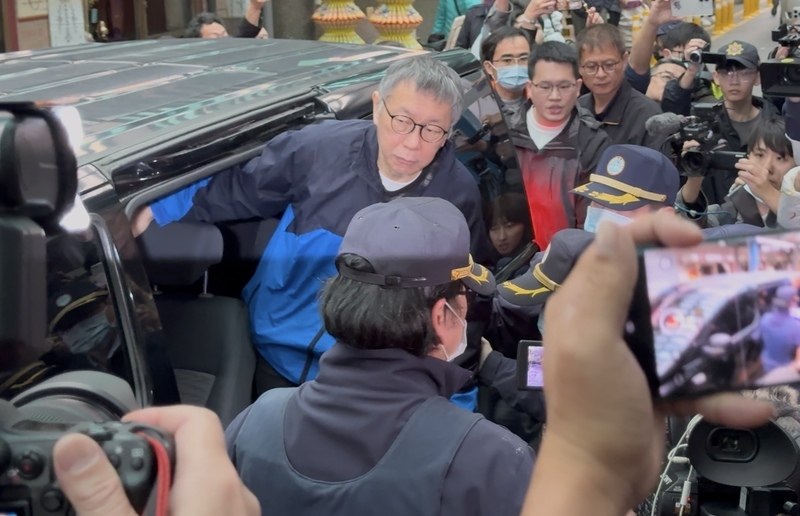 柯文哲戒護現身父親告別式 哽咽悼念：獄中聽到父過世 是我一生遺憾