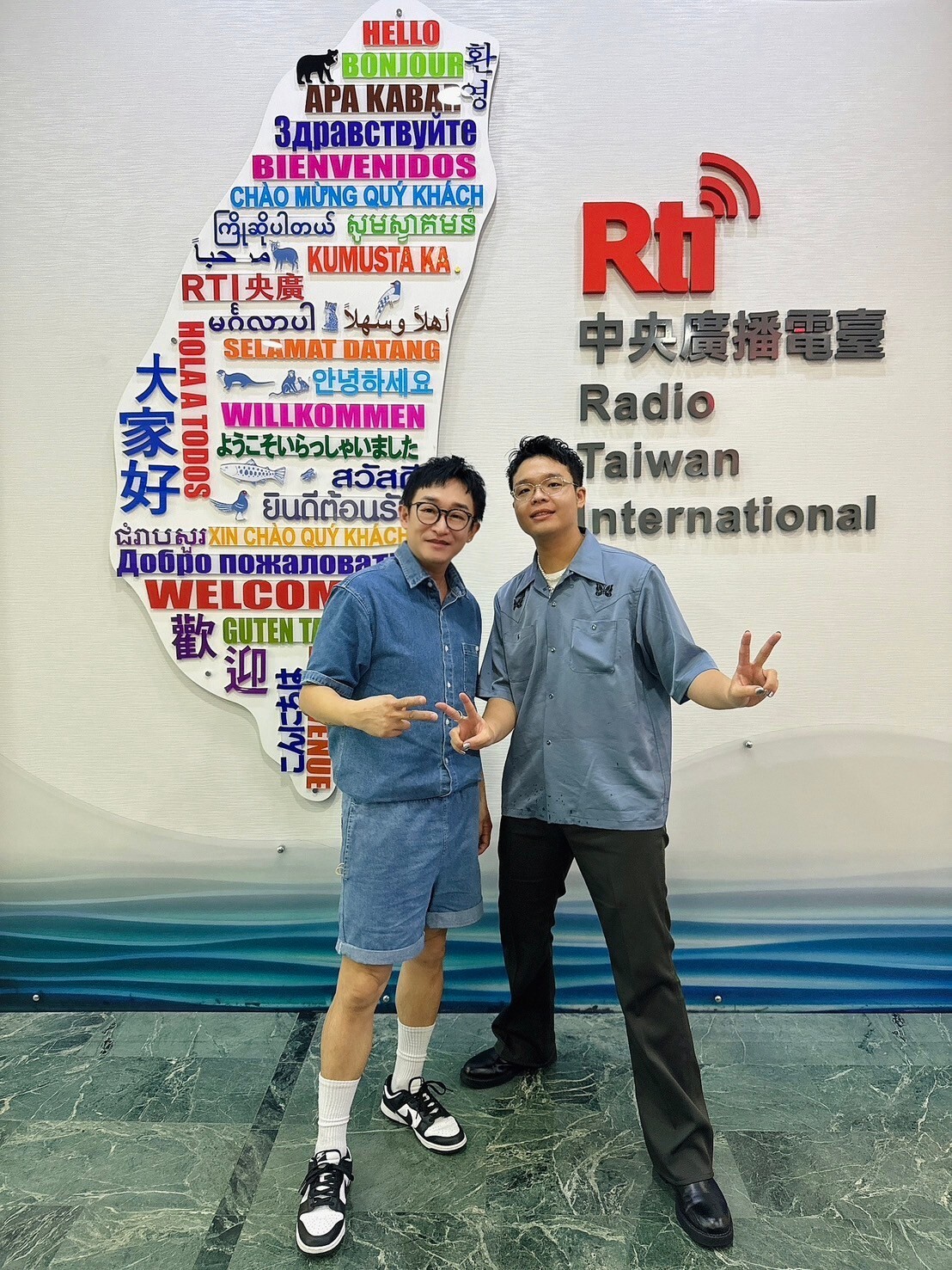 將語言當作不同的顏料，揮灑在歌中成為一幅幅動人且具不同樣貌圖畫的客家男聲