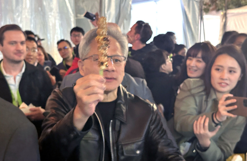 黃仁勳現身GTC夜市 高喊買輝達外帶台式乾麵