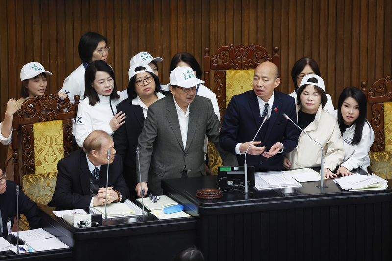 國民黨欲闖關雙公投案 民進黨攻占主席台批嚴重瑕疵