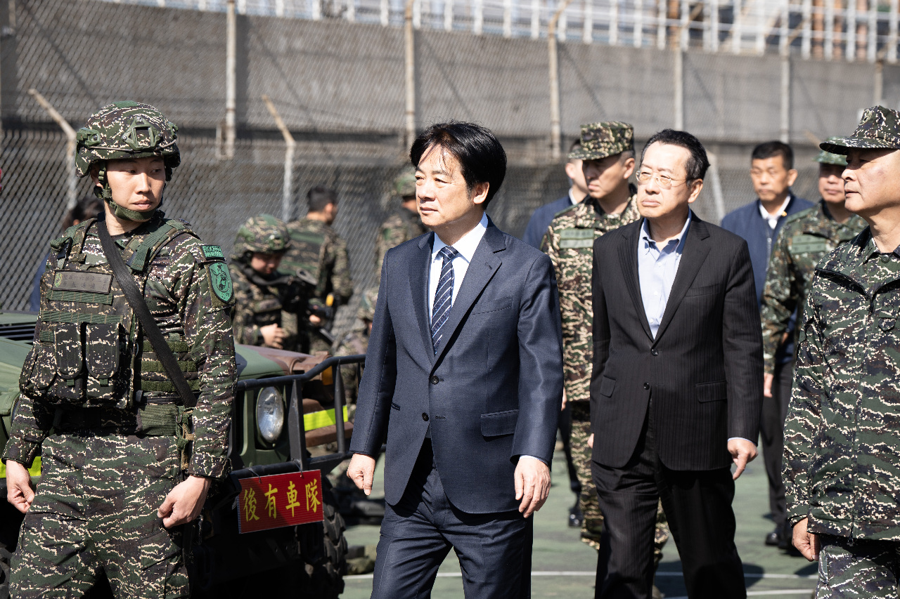 總統宣布國軍志願役加薪 一線官兵最高12000元