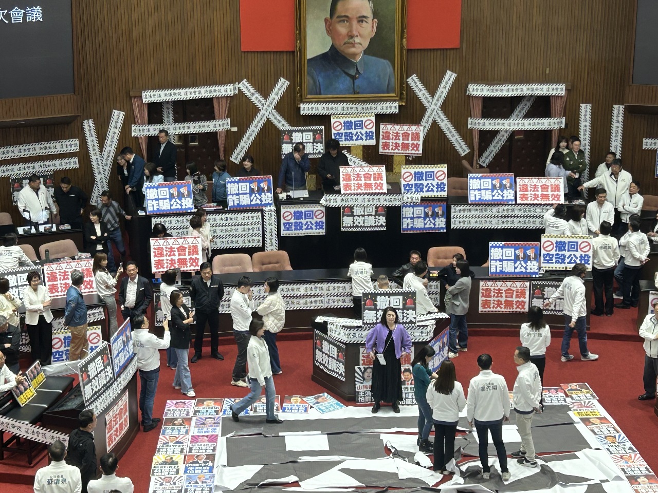 民進黨團以手牌占主席台要求先協商再開會 在野籲勿癱瘓議事