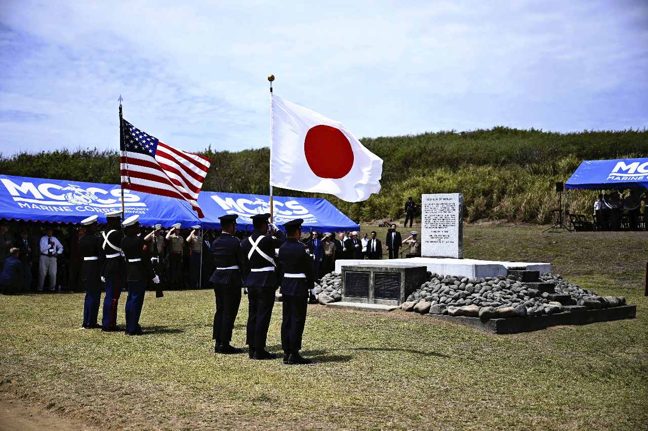 日相與美日防長訪硫磺島 首度聯合追悼戰亡者