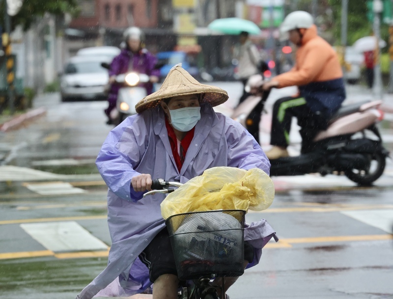 午後鋒面接近 中部以北愈晚雨愈大