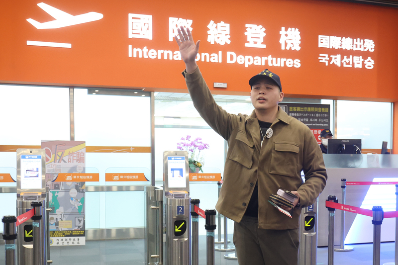 陸配恩綺離境 八炯到機場、閩南狼買機票進管制區