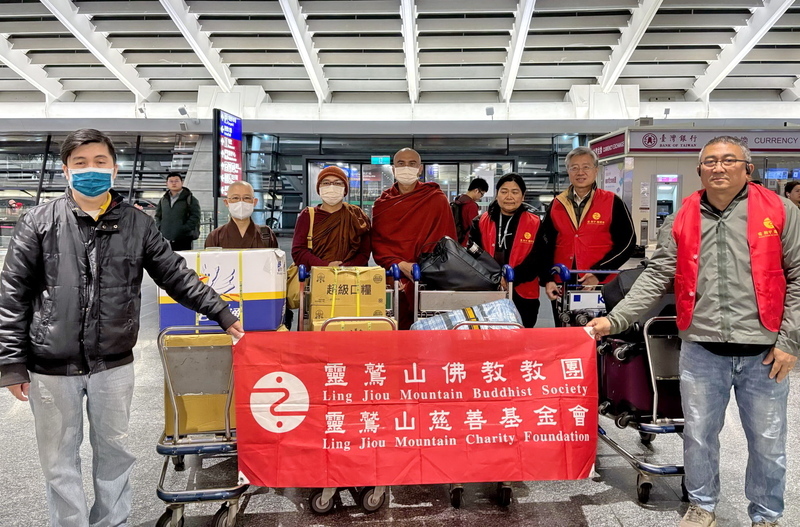 強震重創緬甸 靈鷲山馳援搭棚施粥、物資送災區