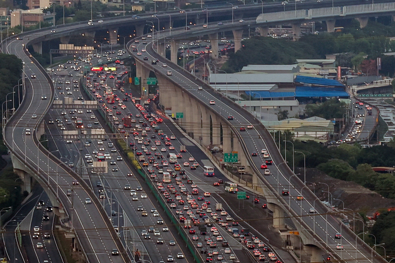國道傍晚多處壅塞 部分路段車速20公里以下