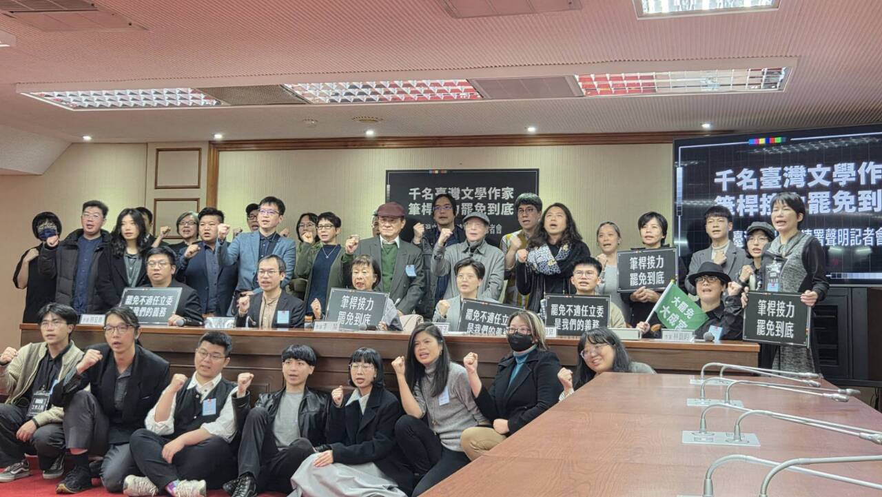 楊双子串連文學界聲援大罷免 筆桿接力促民眾連署