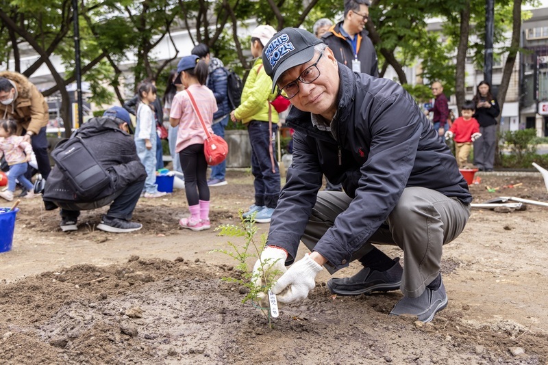 攜手孩子植下台灣原生種 小野：一起種下完成國家兒童未來館的願望