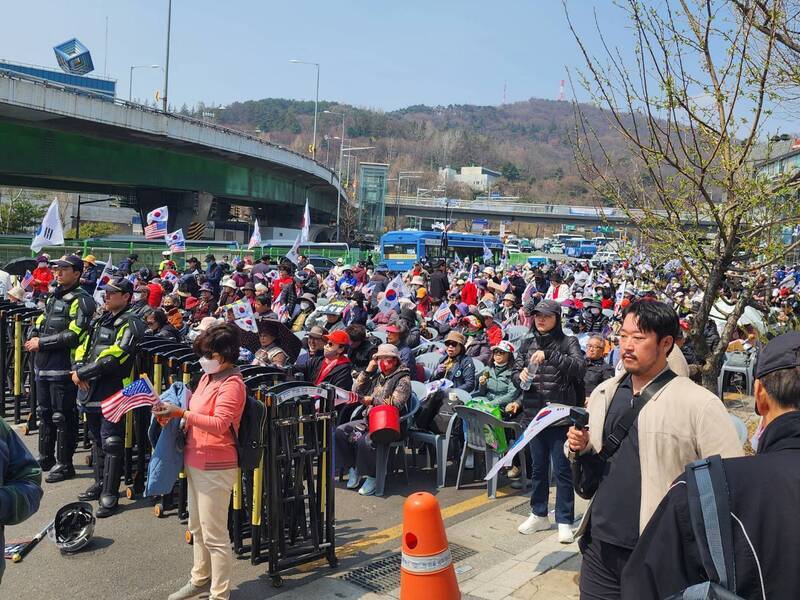 尹錫悅彈劾案通過即刻免職  支持與反對群眾兩樣情