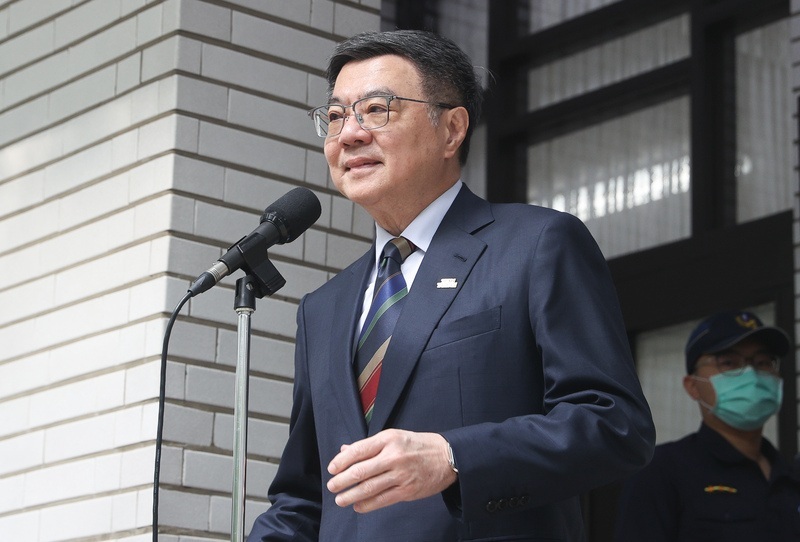 卓揆赴桃園與產業座談 強調不會雨天收傘 且必要時加大安全傘