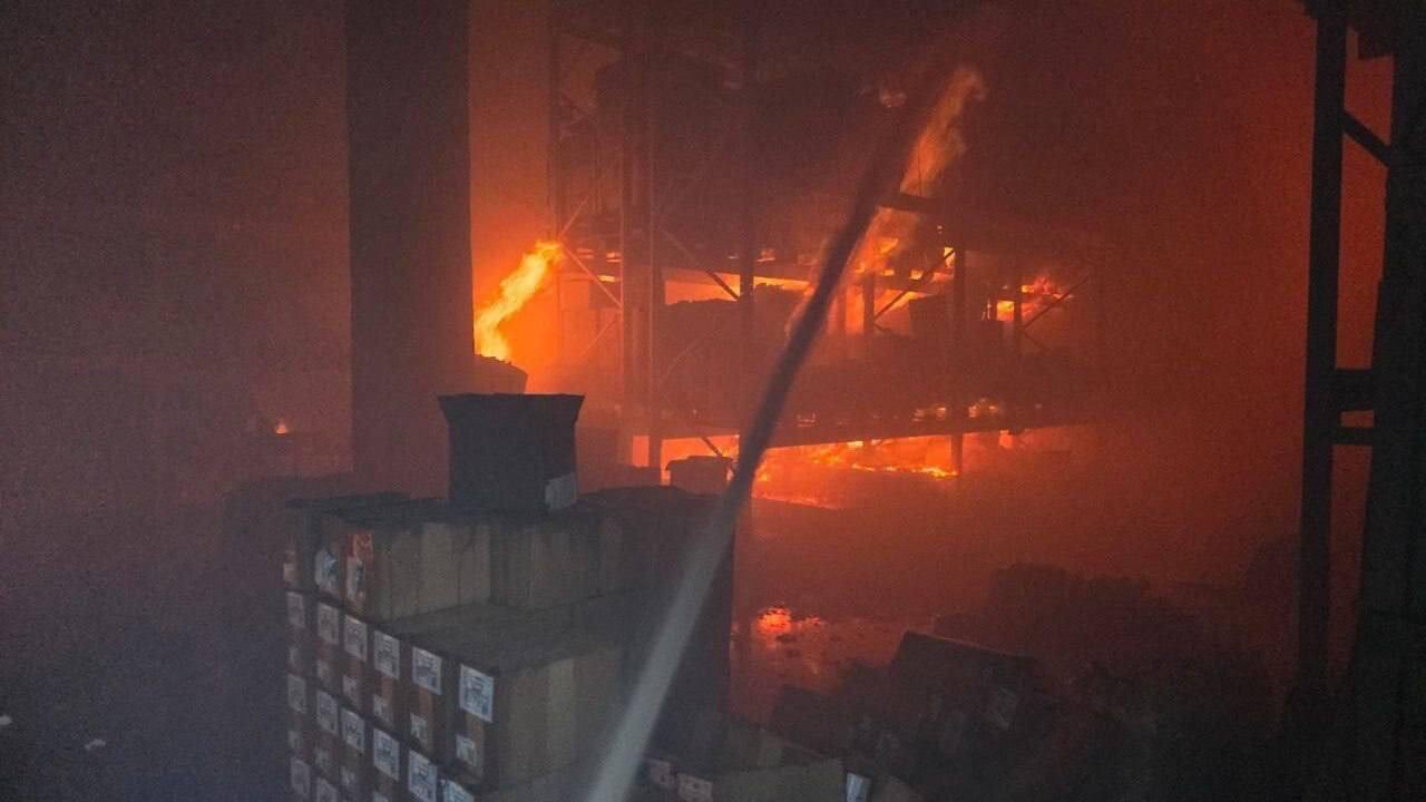 俄軍夜襲 烏國8人受傷札波羅熱一間加油站起火燃燒
