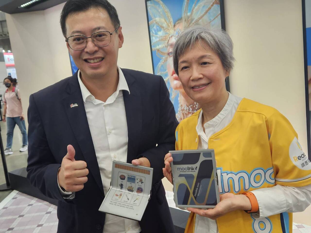 Readmoo聯手元太科技  發表全球首款折疊彩色電子書閱讀器