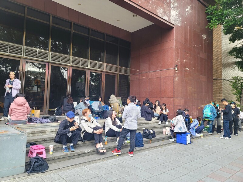 柯文哲術後首開庭 支持者漏夜排隊等旁聽