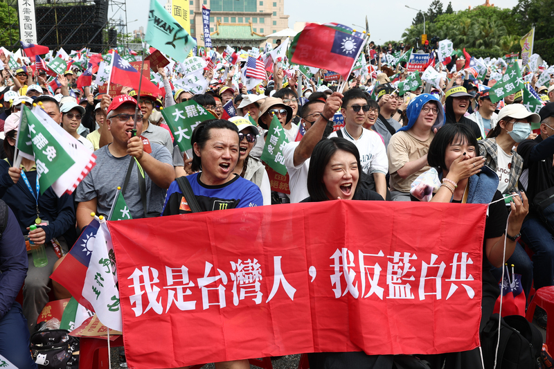 對立到共舞 中華民國國旗與台獨旗並存凱道 學者：中華民國主體意識轉變