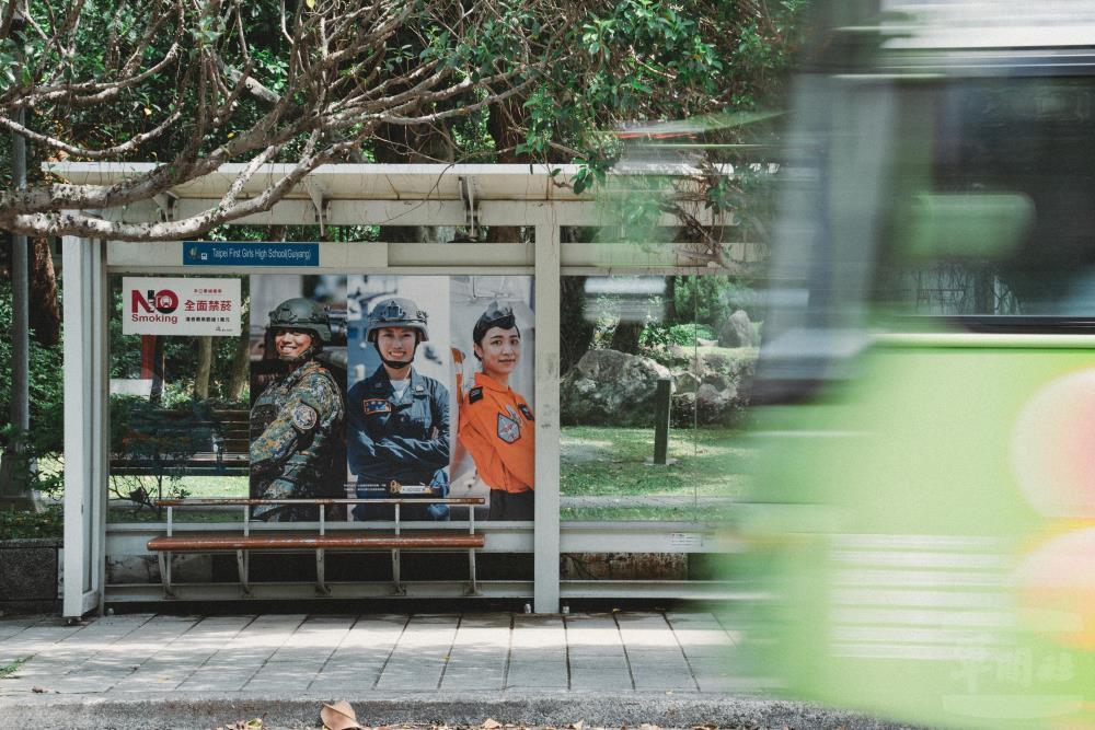 國軍影像走進通勤日常 公車站攝影展呈現衛國風采