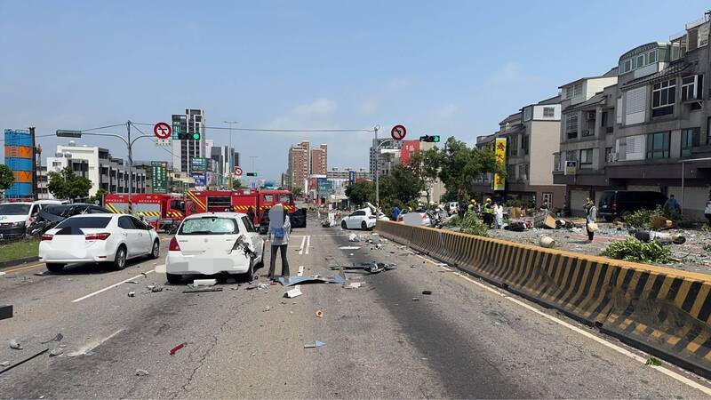 台中向上路重大車禍  聯結車失控撞逾20汽機車釀9傷