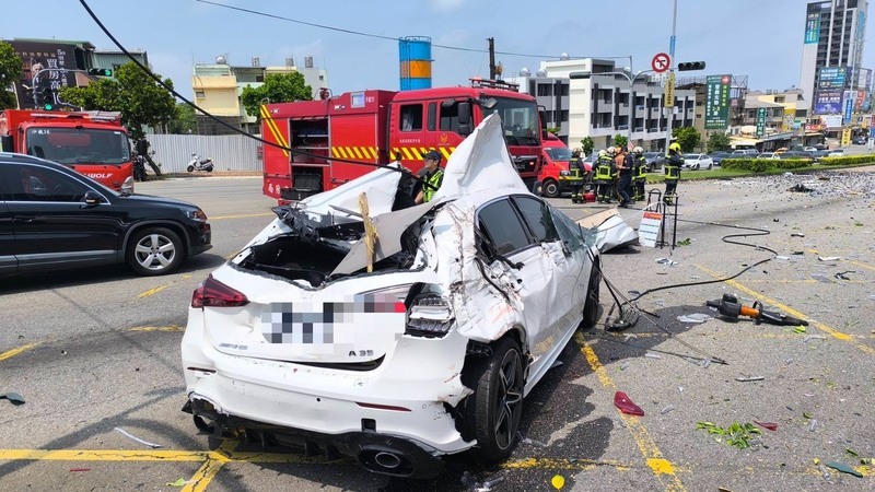沙鹿聯結車撞逾20汽機車11傷  3人重傷送加護病房