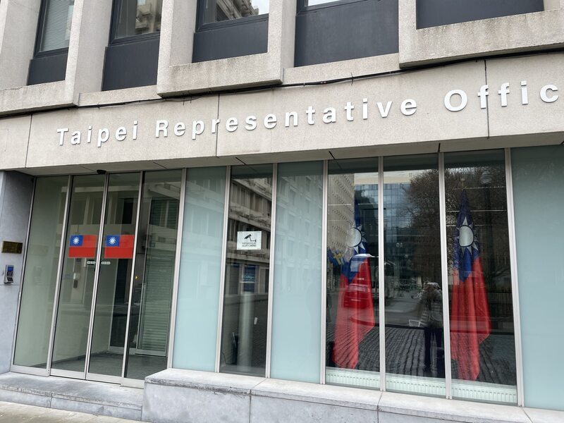 台灣駐處國旗頂樓改室內  比利時媒體揭中國打壓過程