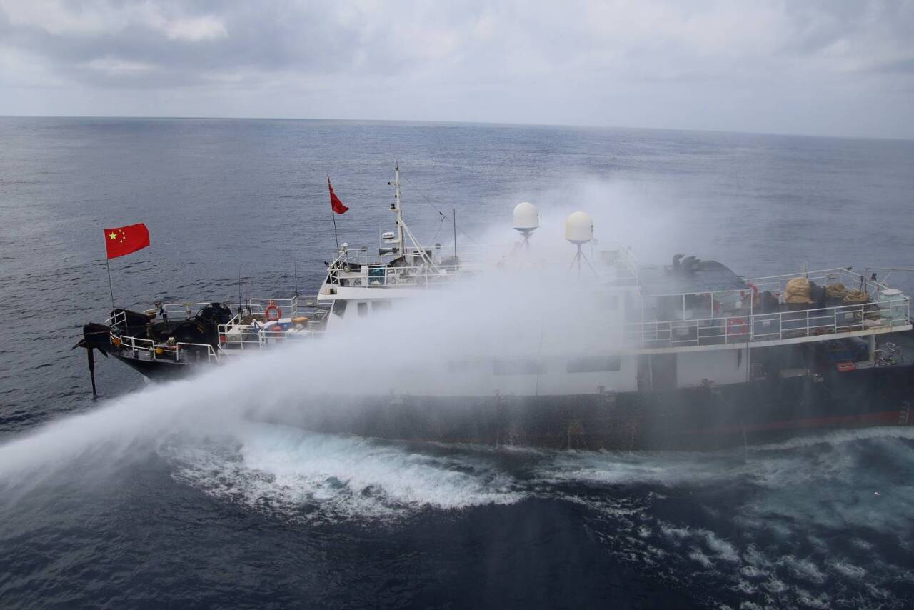 中籍漁船違法闖東沙海域   海巡艦水砲驅離