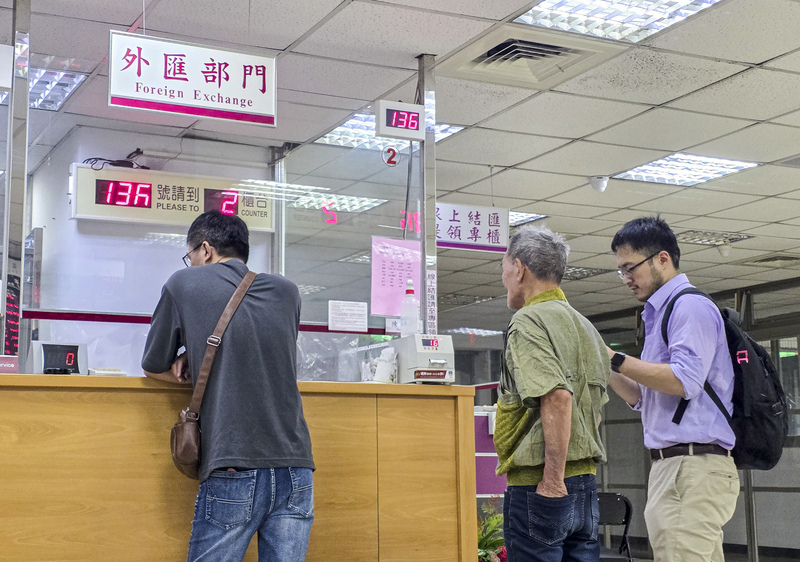 沒放手讓台幣狂升！ 央行坦言致電出口商分散拋匯
