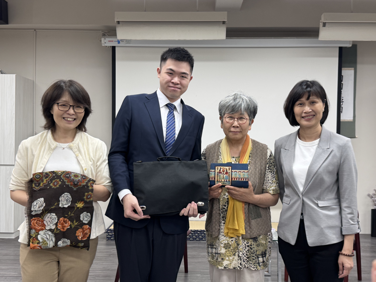 一張名片串起跨世代連結 日本女灣生父親刺繡包七年後失而復得