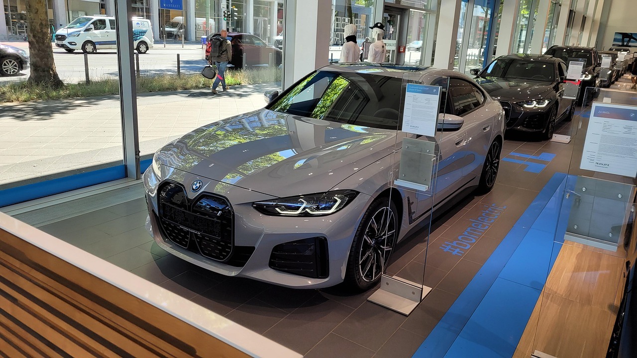 車窗隔熱紙透光率 陳世凱：6月訂出安全指引、明年法制化強制要求