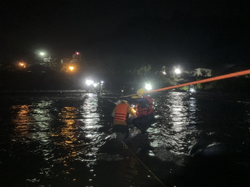 花蓮豐濱八里灣溪雨後暴漲 23受困山友深夜全數獲救