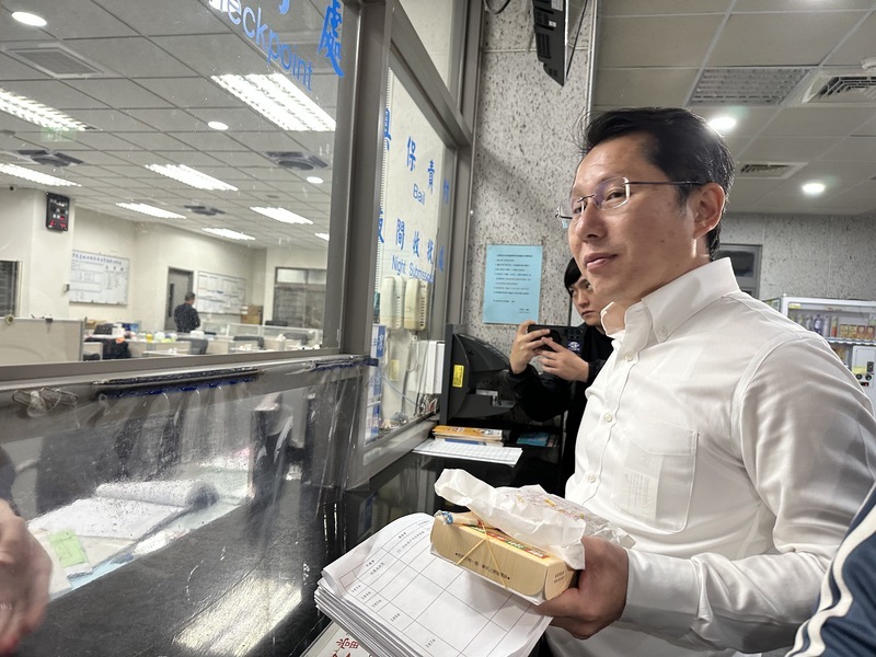 花蓮查水表案 民政處長明良臻50萬交保裝電子監控