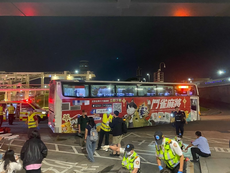 國光客運桃機站自撞 32人輕傷包括22名外籍旅客