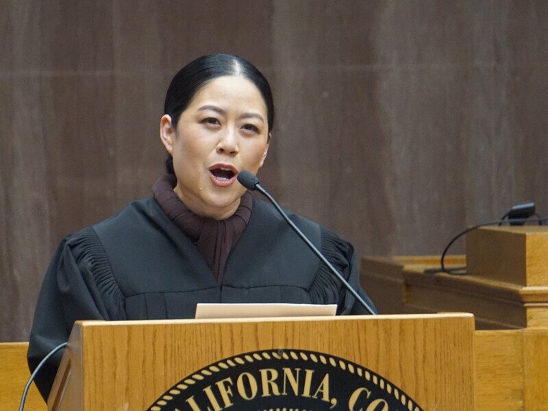 台美小姐當上洛杉磯法官 黃海倫就職講台語