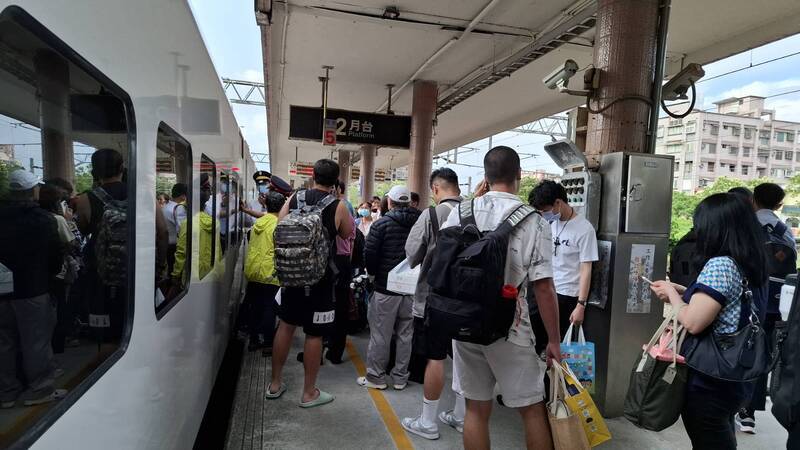 台鐵北迴線土石流淹軌道雙向中斷 晚間進場搶修