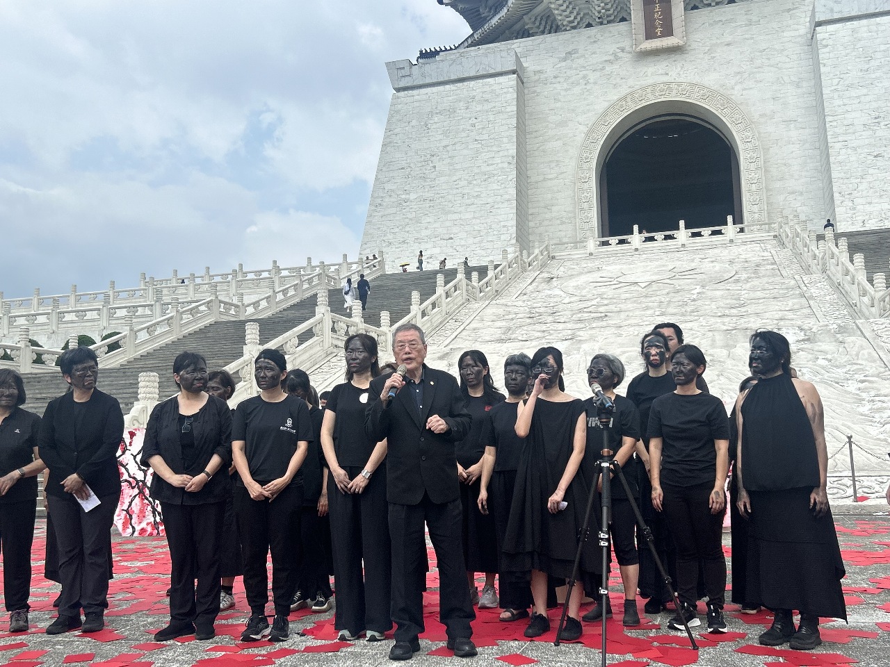 民團在中正紀念堂前舉行黑臉行動 盼喚起各界對白色恐怖受難者關注