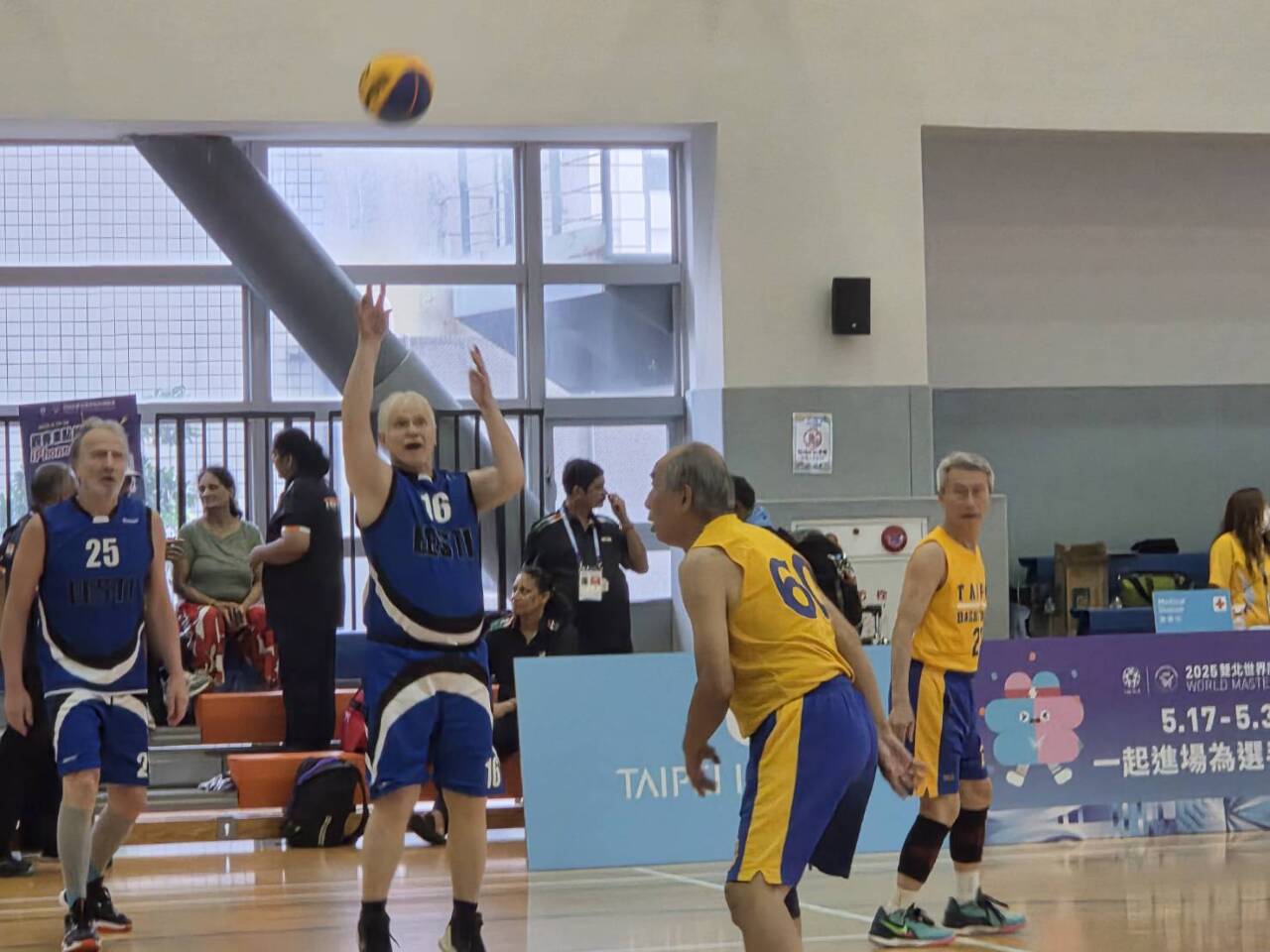 世壯運銀髮3X3籃球激戰！國際臉孔雲集「台灣加油」聲不斷