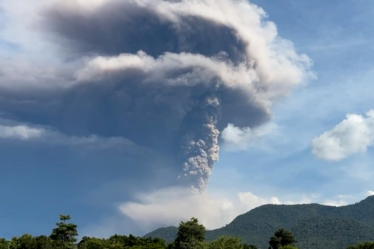 印尼東部火山噴發 警戒等級升至最高